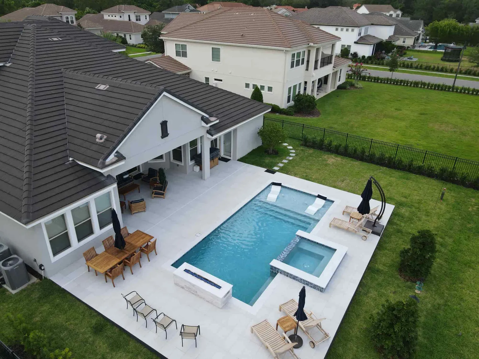 Windermere Lakes — featured view